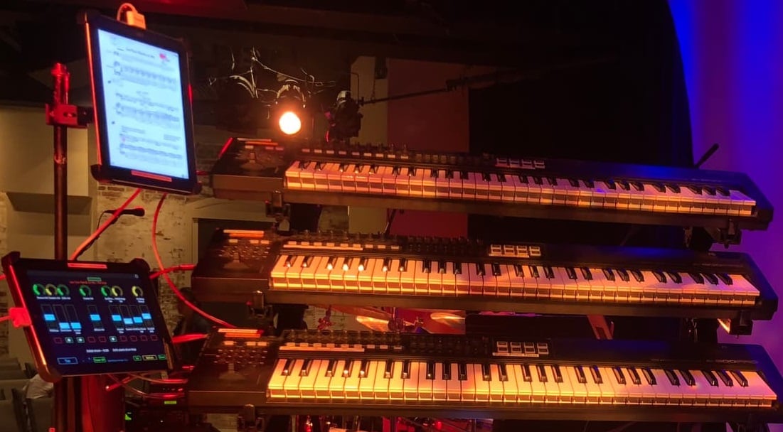 David Jameson using three Roland A800 Pro for his live rig based on VST host Gig Performer. 
