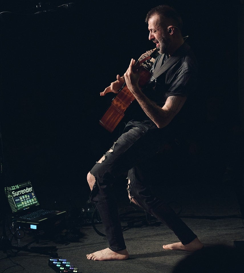 Jon Gomm and Gig Performer in Action