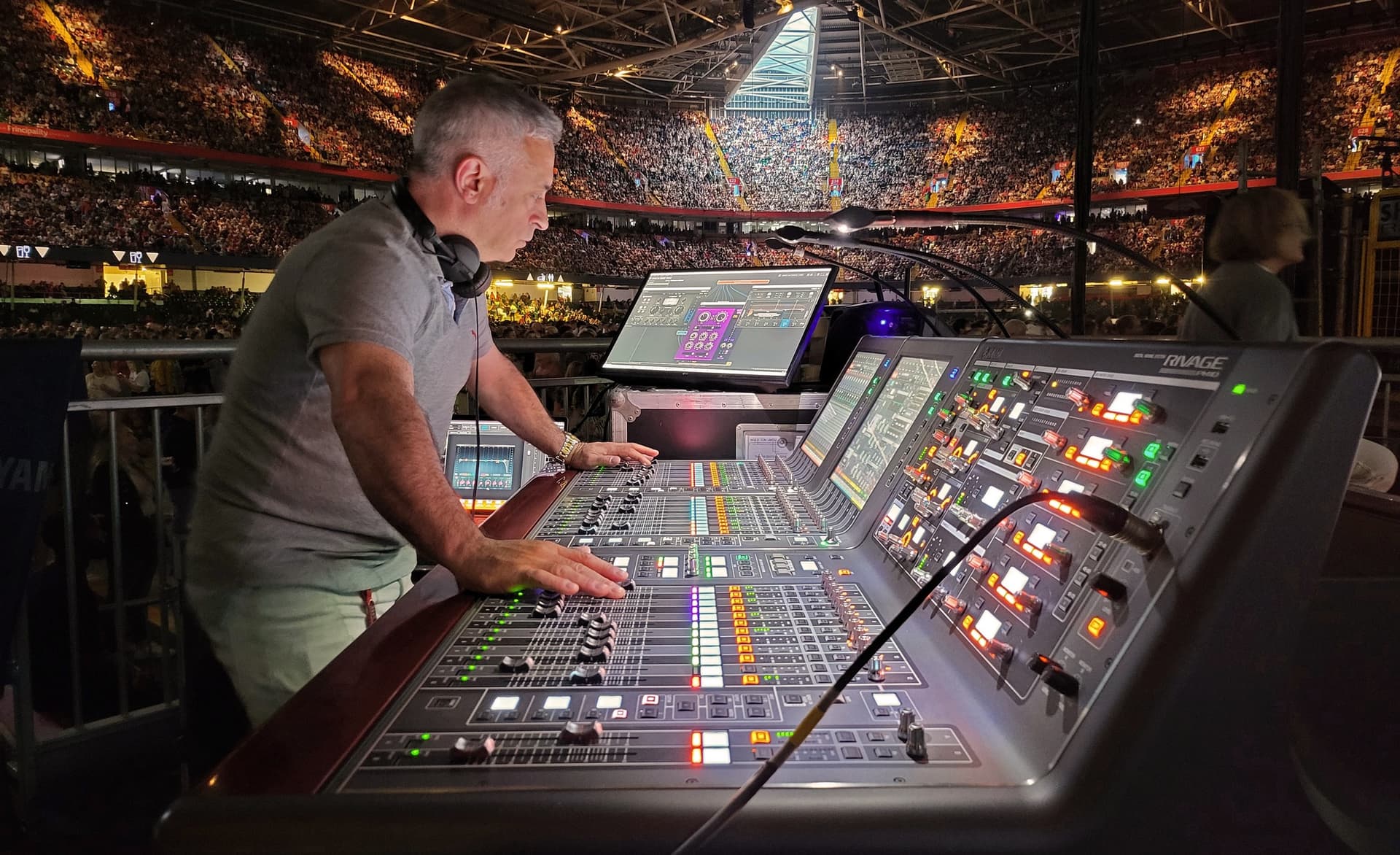 Tom Jones’ sold-out concert at Cardiff Stadium with Gig Performer